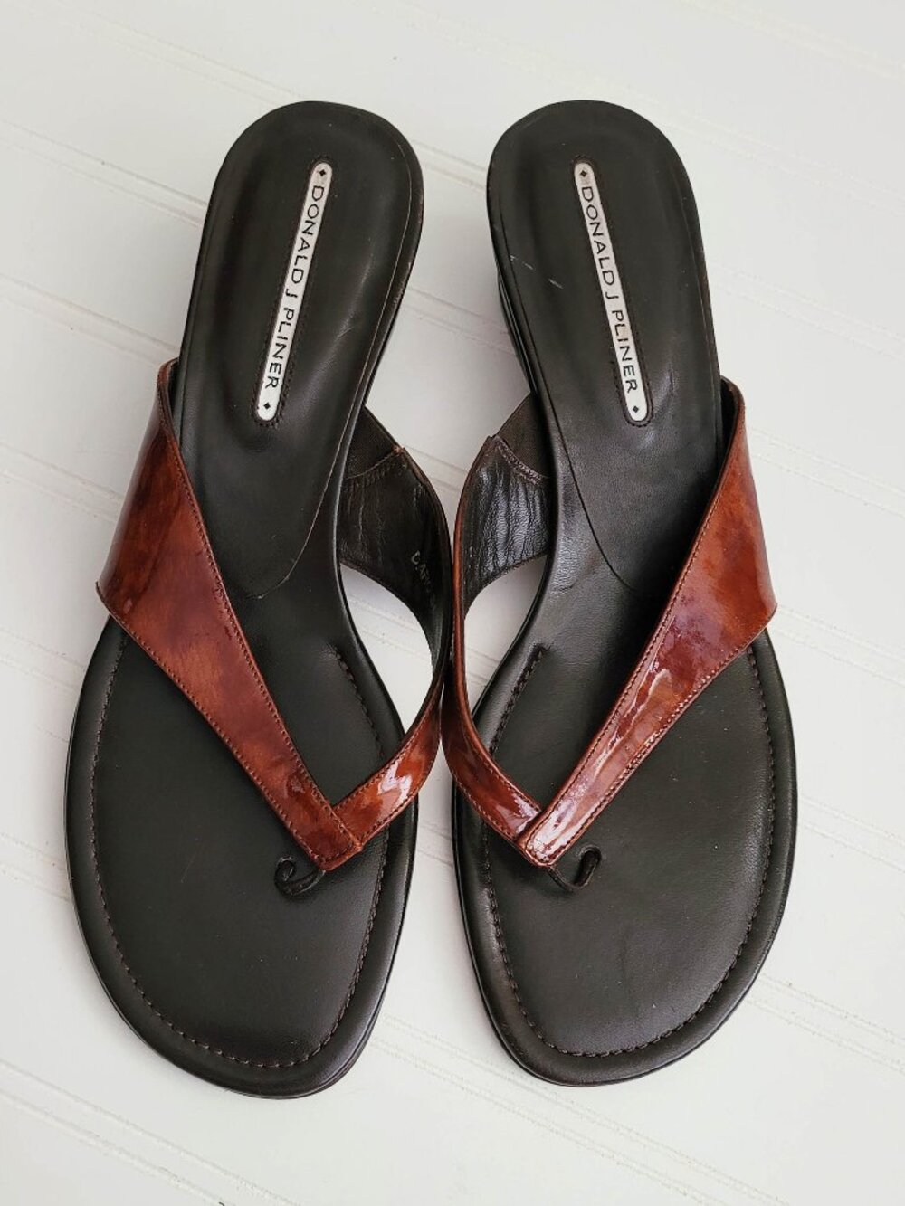 Donald J. Pliner Sandals Womens Brown and Black Thong Size 10 Patent Chunky Heel